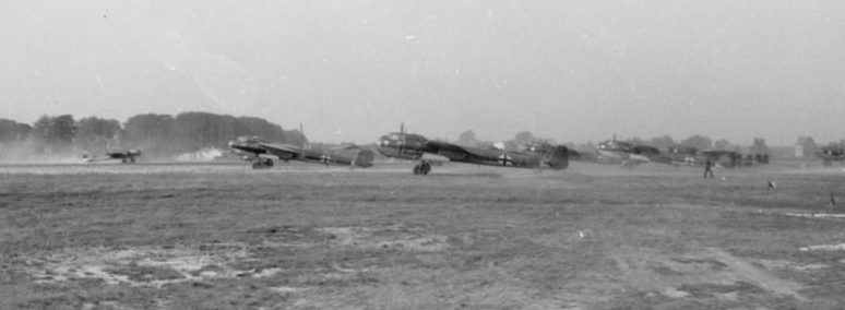 Бомбардировщики Dornier Do-17 взлетают с аэродрома в Бельгии. 1940 г. 