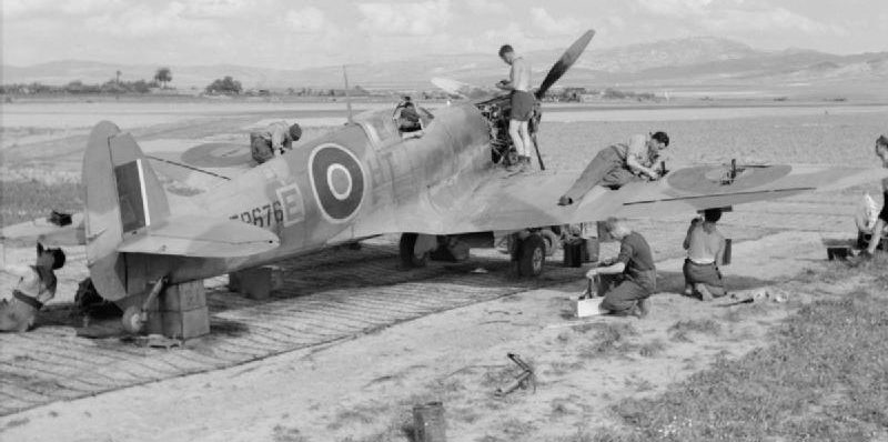 Обслуживание истребителя Supermarine Spitfire Mark VB перед полетом на аэродроме в Сук-эль-Хемисе. 1943 г.