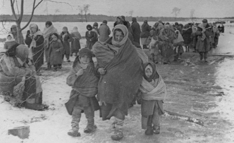 Дети, освобожденные из концлагеря в местечке Озаричи. Белоруссия, март 1944 г. 
