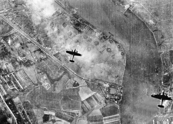 Бомбардировщики Dornier Do-17Z над рекой Темза близ Королевского арсенала в Вулидже. 1940 г.
