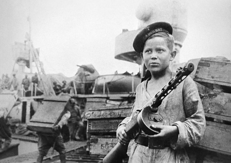 Юнга лидера эсминцев «Ташкент» Борис Кулешин на вахте. 1942 г. 