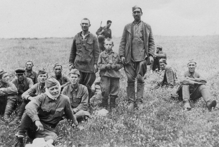 Пленные красноармейцы с сыном полка. Лето 1942 г. 