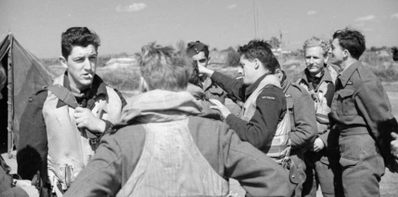Британские пилоты после приземления на аэродроме в Сук-эль-Хемисе. 1943 г.