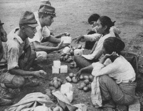 Солдаты японской армии покупают еду у местных жителей. Бирма 1942 г.