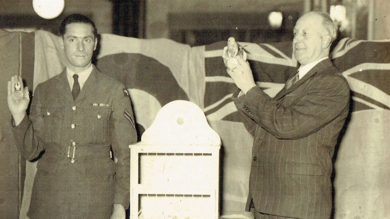 Голубка «Принцесса» получает медаль Марии Дикин за совершенный 800-км беспосадочный перелет в 1941 году. 