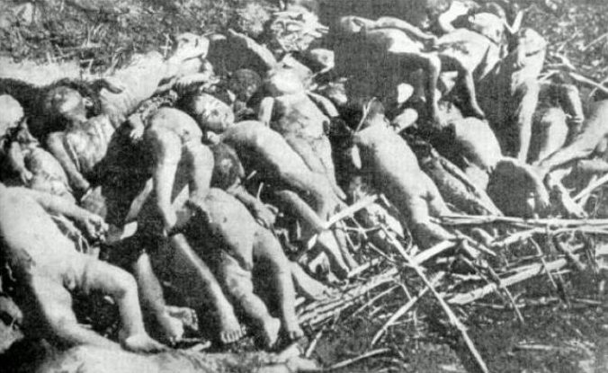 Убитые маленькие дети. Японские солдаты подбрасывали их в воздух и расстреливали для развлечения, а потом сваливали в одну кучу. Китай, Нанкин, декабрь 1937 г.