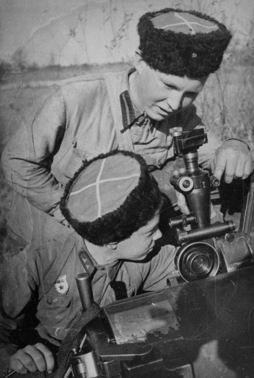 Сын батареи Филя Саурин у 76-мм полковой пушки. Октябрь 1942 г.