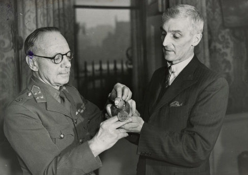 Голубь «Томми» награжден медалью Дикин за выдающуюся военную службу. 
