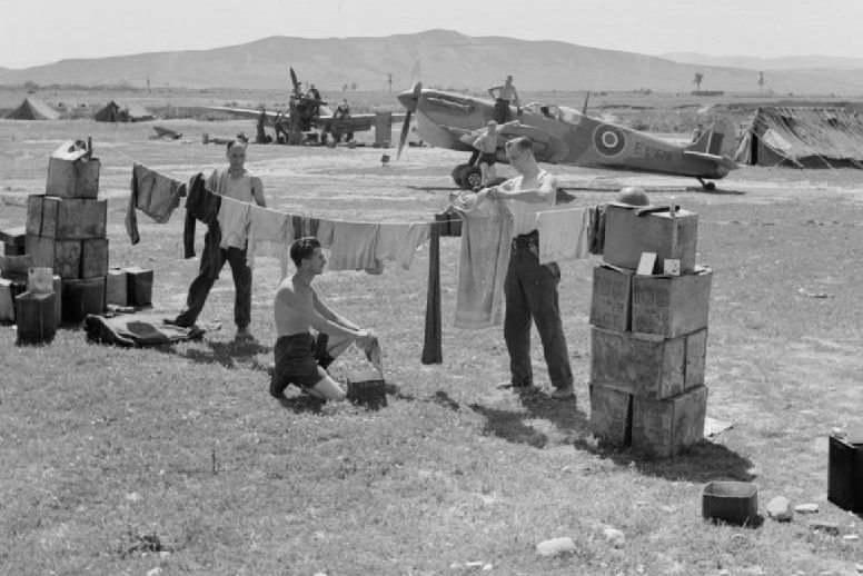 Стирка на аэродроме в Сук-эль-Хемисе. 1943 г.