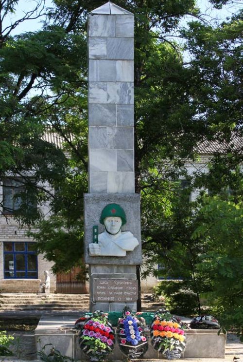 п. Басакин Чернышковского р-на. Братская могила воинов, погибших в дни Сталинградской битвы.