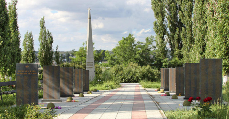 п. Ерзовка Городищенского р-на. Мемориал, установленный в 1956 году на братской могиле, в которой захоронено 3541 советский воин, в т.ч. 137 неизвестный.