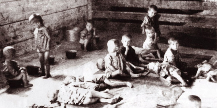 Дети в больнице концлагеря в Градишке. Хорватия, 1942 г. 