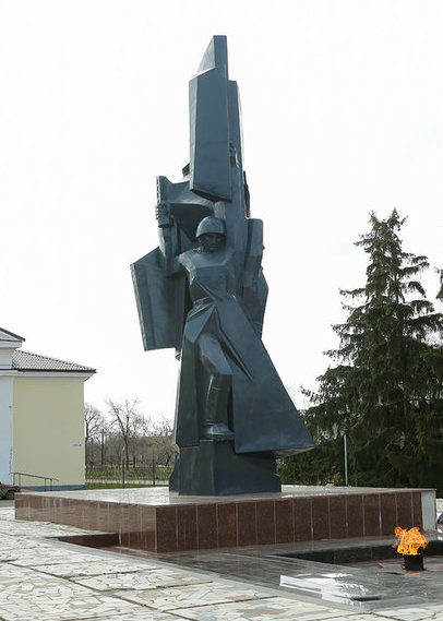 г. Николаевск. Памятник, установленный на братской могиле советских воинов.
