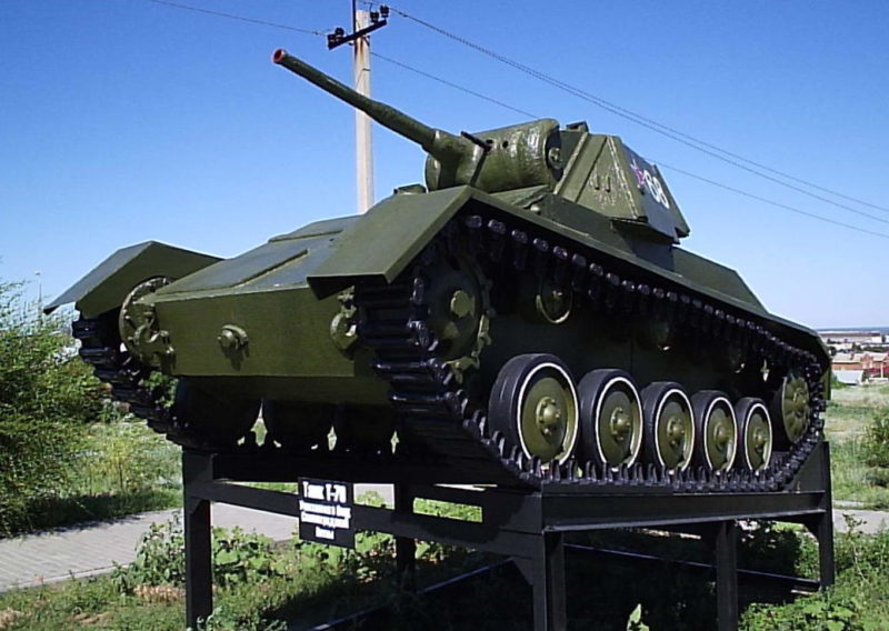 г. Волгоград. Памятник -танк Т-70, водружённый на постамент в 2008 году по улице маршала Василевского.