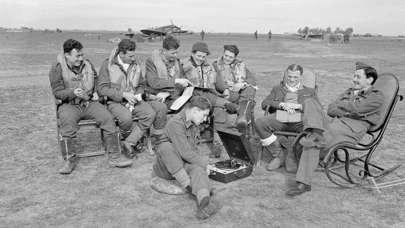 Дежурный экипаж на аэродроме в Сук-эль-Хемисе. 1943 г.
