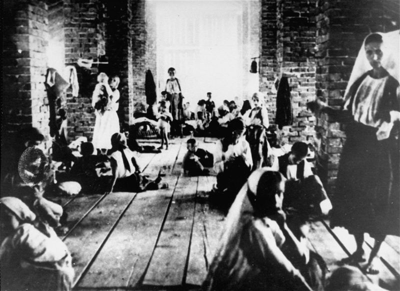 Матери и дети в заключении в башне концлагеря в Градишке. Хорватия, 1942 г.