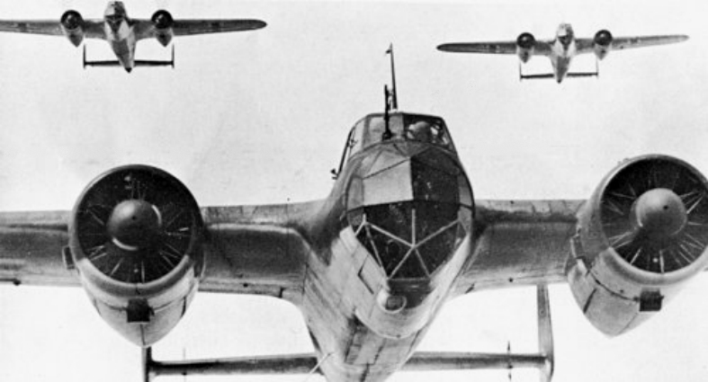 Звено немецких бомбардировщиков Do-17Z на пути в Великобританию. 1940 г.