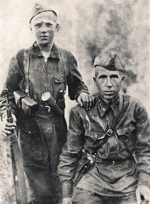 Отец и сын Яковлевы. 1942 г.