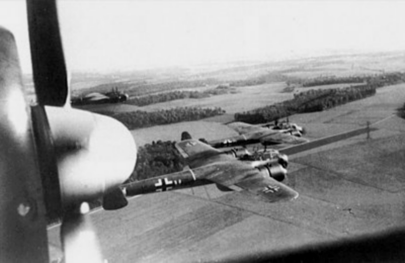 Звено немецких бомбардировщиков Do-17Z на пути в Великобританию. 1940 г.