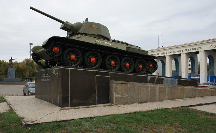 г. Волгоград. Памятник-танк Т-34 в честь рабочих тракторного завода.