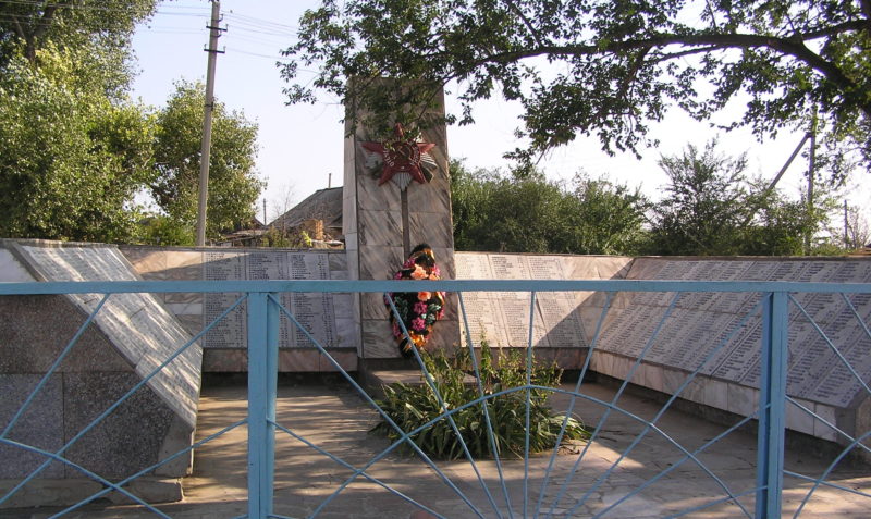 п. Западновка Городищенского р-на. Памятник, установленный в 1962 году на братской могиле, в которой захоронено 1069 советских воинов, в т.ч. 82 неизвестных.