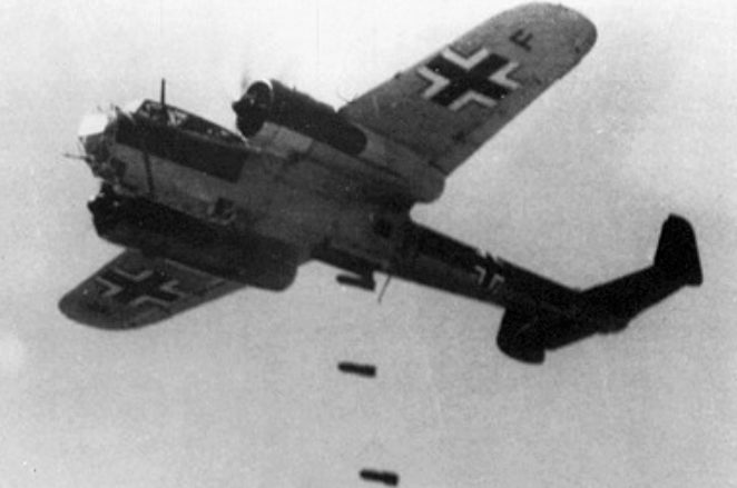 Немецкий бомбардировщик Do-17Z сбрасывает бомбы. 1940 г.