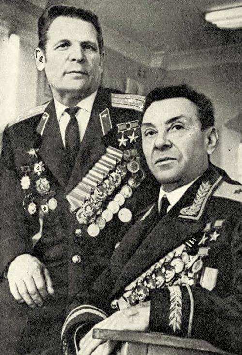 Дважды Герои Советского Союза А. Смирнов и К. Евстигнеев. 1960 г.