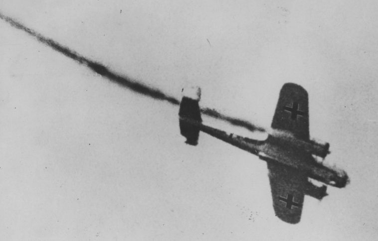 Падение подбитого немецкого бомбардировщика Do-17. 1940 г.