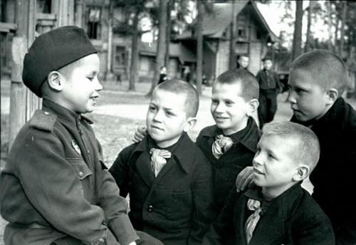 Сын полка Толя Воронов среди сверстников. 1943 г. 