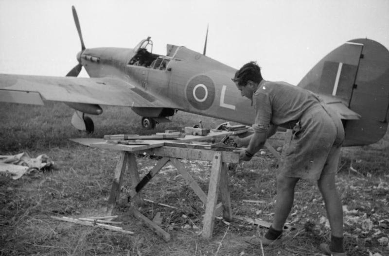 Британские авиатехники в мастерской под открытым небом на аэродроме Сук-эль-Хемис. 1943 г.