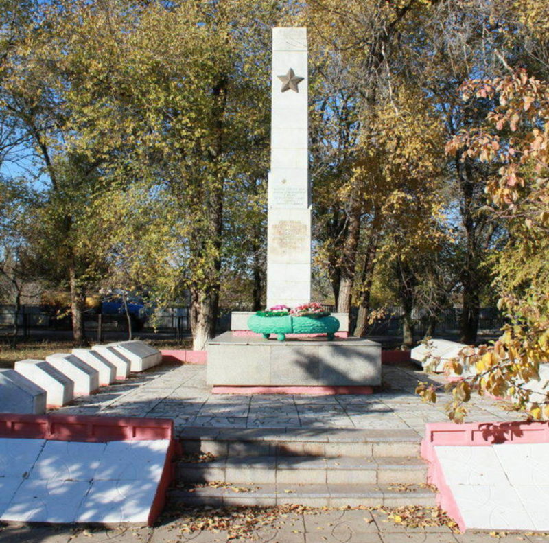 х. Верхнегнутов Чернышковского р-на. Мемориал, установленный в 1974 году в честь погибших воинов-земляков.