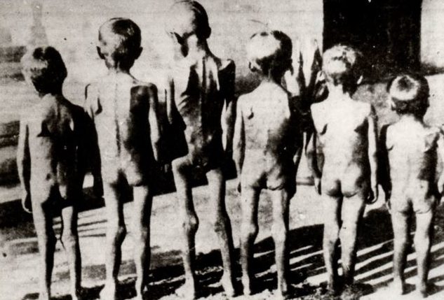 Сербские дети в концлагере Ясеновац. Хорватия, 1942 г.