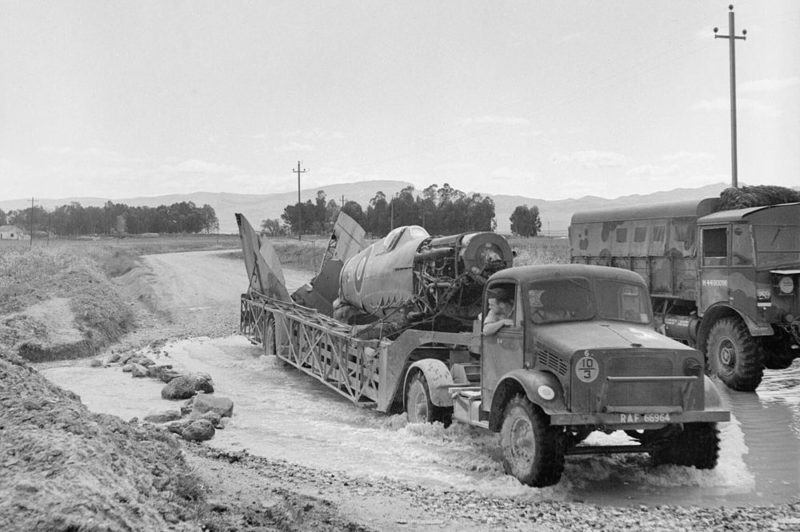 «Ремонтно-спасательный отряд» вывозит сбитый истребитель на свою базу. 1943 г.