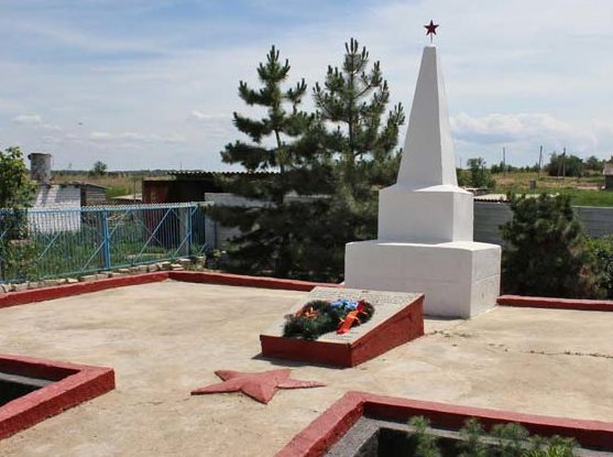 х. Водяновский Чернышковского р-на. Памятник, установленный на братской могиле, в которой похоронено 178 советских воинов. 