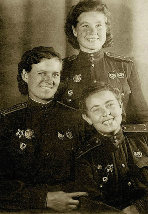 Смирнова среди боевых подруг. 1943 г.