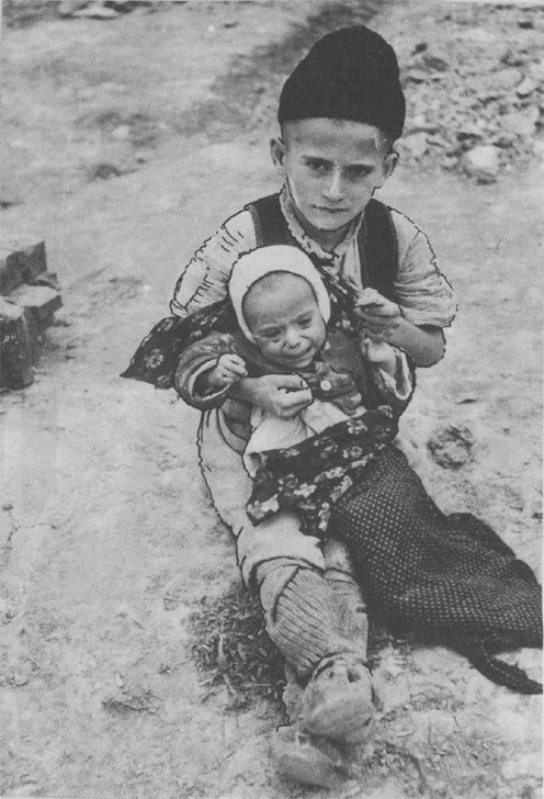 Сербские дети, чьи родители были убиты усташами. 1941 г.