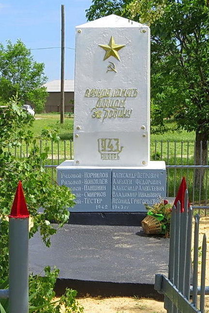 х. Волоцкий Чернышковского р-на. Памятник, установленный на братской могиле, в которой похоронено 10 советских воинов. 