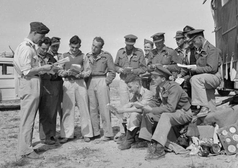 Британские летчики перед вылетом на аэродроме в Сенеме. 1943 г. 