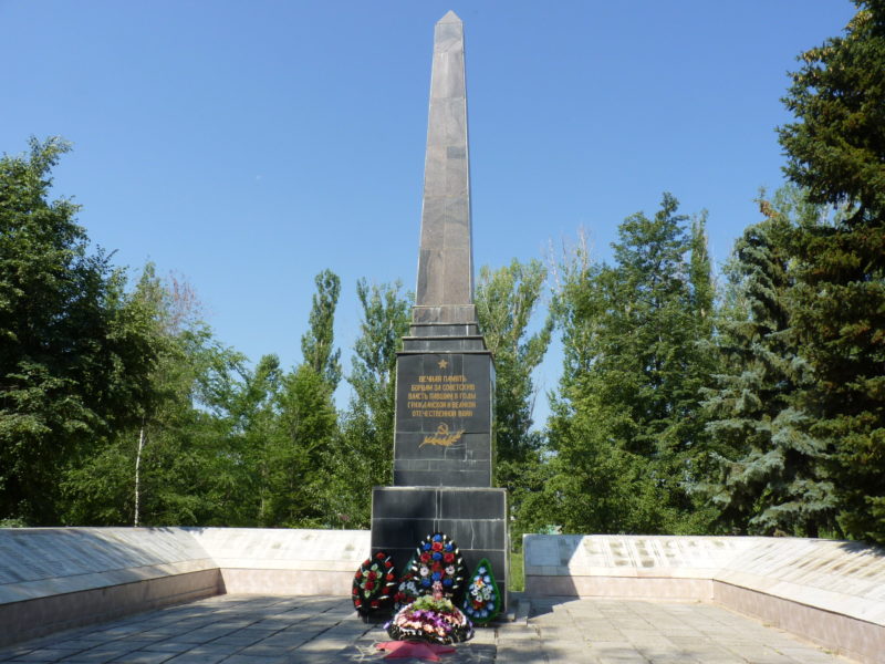 г. Новоаннинский. Памятник, установленный на братской могиле советских воинов.