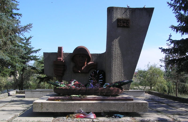 п. Кузьмичи Городищенского р-на. Памятник, установленный на братской могиле советских воинов, погибших во время Сталинградской битвы.