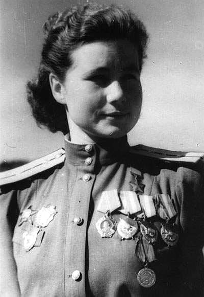 Герой советского Союза капитан Смирнова. 1944 г. 