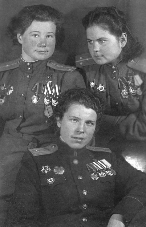 Герои Советского Союза Мария Смирнова, Евдокия Никулина, Екатерина Рябова.1945 г.