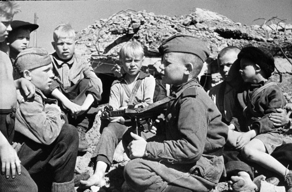 Сын полка со своими сверстниками-детьми после освобождения города Кондопога. 1944 г.