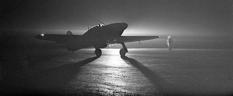 Истребитель Hawker Hurricane Mark-I во время ночного взлета. 1940 г.