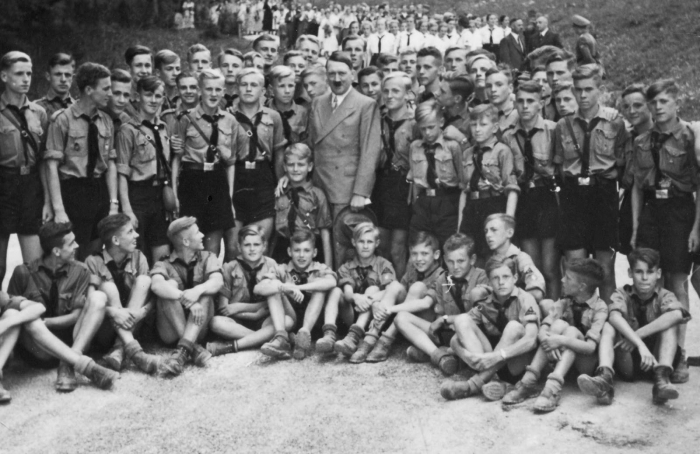 Гитлер в лагере младшей группы Гитлерюгенда. 1939 г.