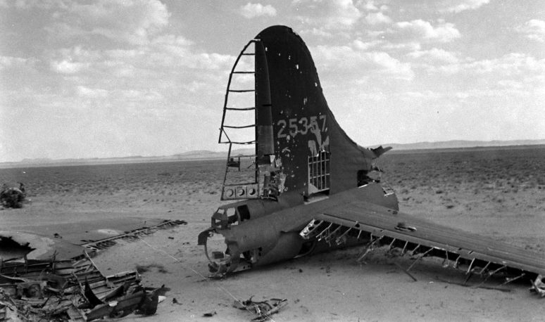 Останки американского бомбардировщика Б-17 «Летающая крепость» в пустыне. 1943 г. 