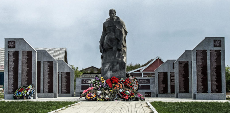 п. Новый Рогачик Городищенского р-на. Братская могила, в которой захоронено 343 советских воина и памятник Николаю Сердюкову.