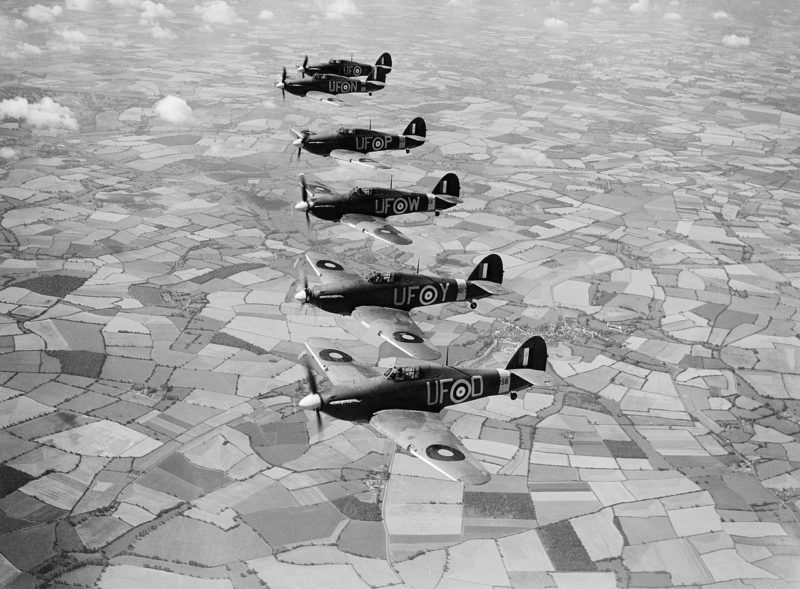 Истребители Hurricane Mk-IIBs в полете. Августа 1940 г.