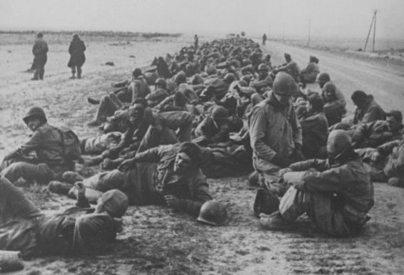 Американские военнопленные на дороге в Тунисе. 1943 г. 
