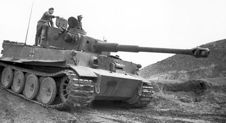 Немецкий танк «Тигр» в Тунисе. Январь 1943 г. 